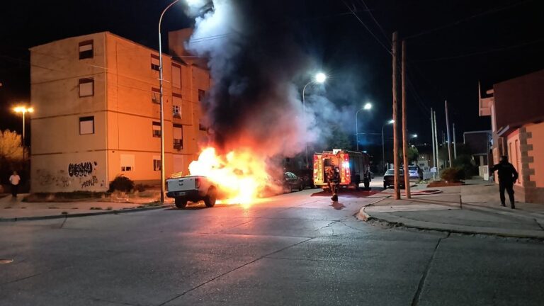 Bomberos trabajan en la extinción de un incendio vehicular en Comodoro Rivadavia