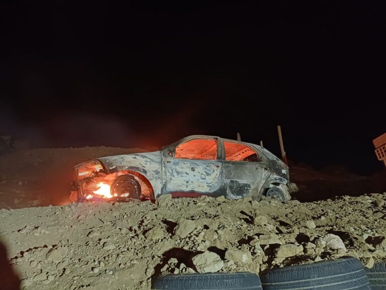 Restos calcinados de un Fiat Palio tras incendio en barrio San Cayetano, Comodoro