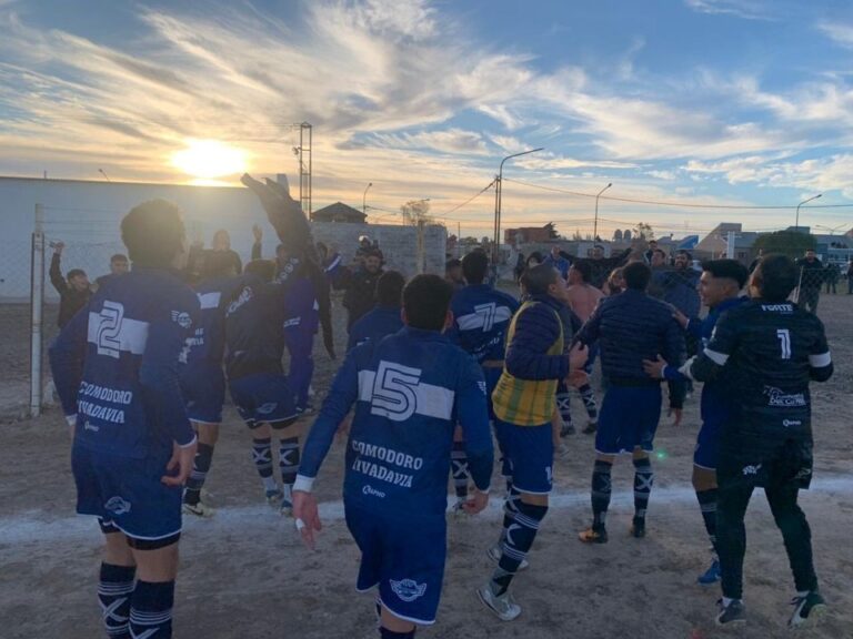 Jugadores de Jorge Newbery celebrando la clasificación al Torneo Regional Amateur 2026