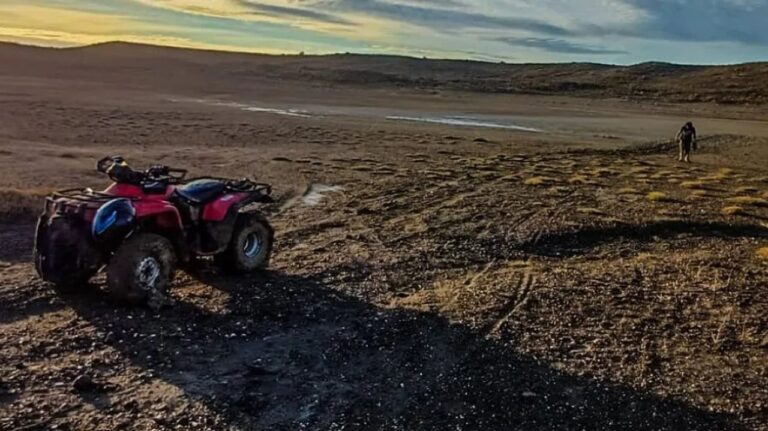 Bomberos realizan maniobras de rescate de un cuatriciclo atrapado en una laguna de barro cerca de la ruta 3 en Caleta Olivia