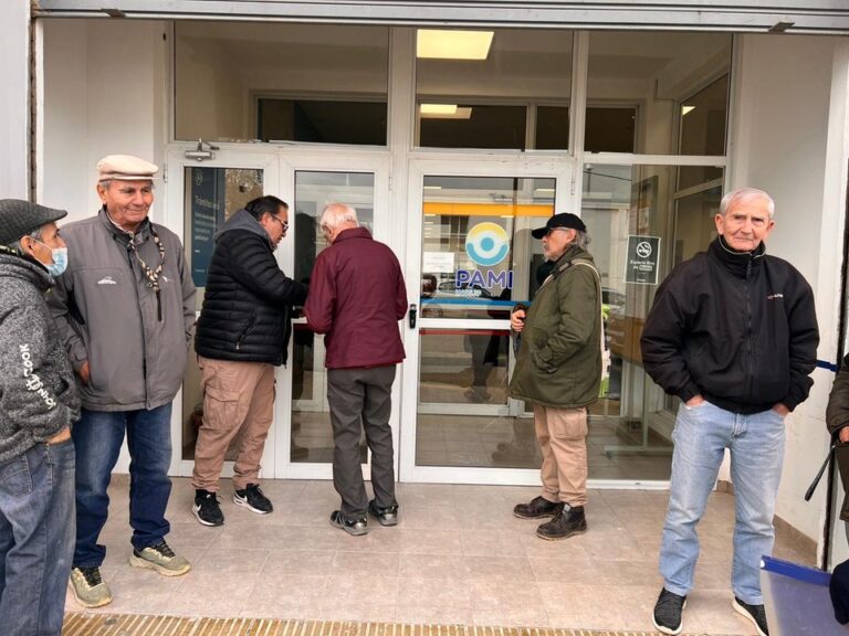 Jubilado con bufanda frente a oficinas de PAMI en Comodoro Rivadavia