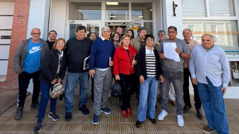Adulto mayor trabajando en una changa de construcción en Comodoro Rivadavia