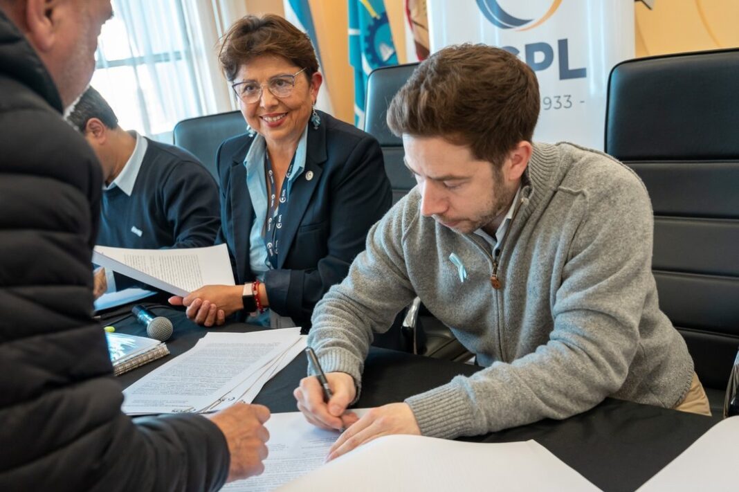 Firma de convenios de la SCPL para obra eléctrica en Acceso Norte