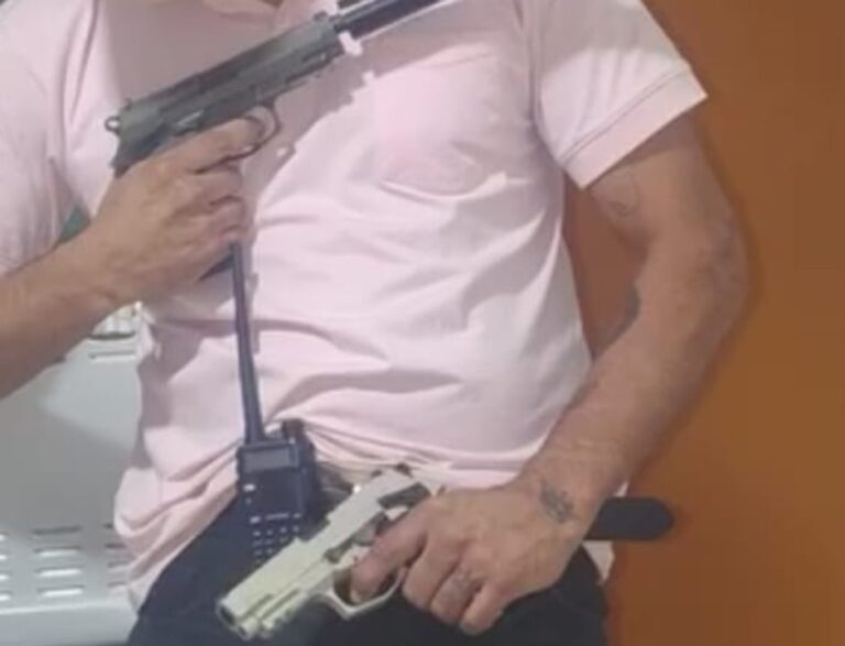 Fotografía de Luis Damián Uribe con un arma de fuego, publicada en redes sociales