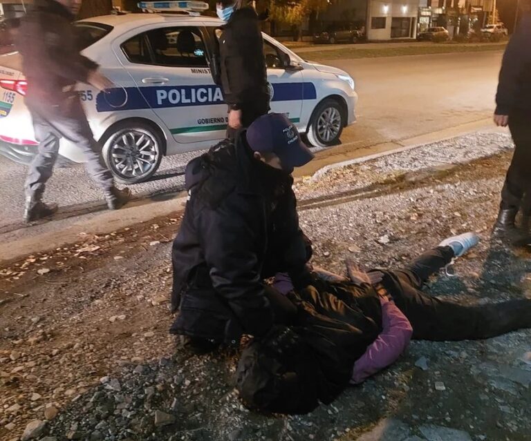 Policía en Esquel durante operativo nocturno