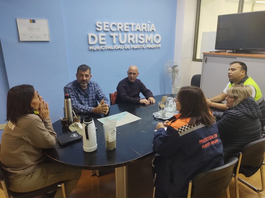 Reunión de áreas operativas municipales en Puerto Madryn para coordinar acciones por la temporada de ballenas