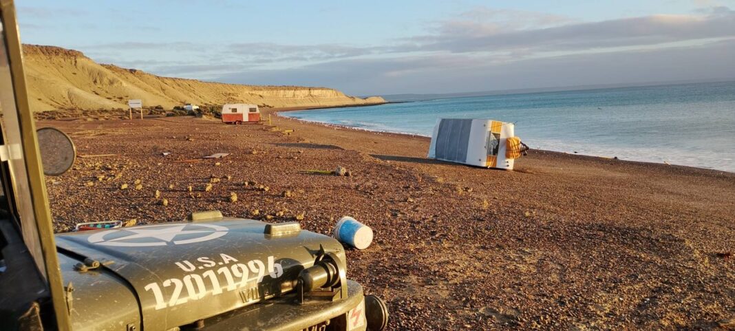 Restos de casilla destruida en Playa Paraná tras el fuerte oleaje