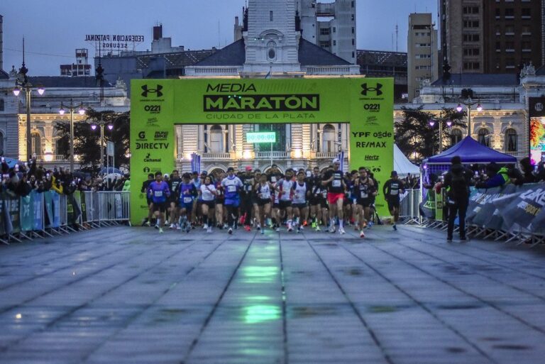 Largada de la Media Maratón Ciudad de La Plata en Plaza Moreno