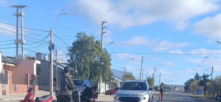 Moto accidentada en la calle Ítalo Del Oro de Comodoro Rivadavia