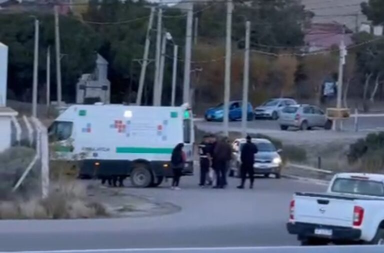 Acceso al estacionamiento de la UNPSJB en Comodoro Rivadavia