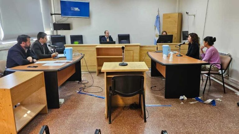 Mujer imputada por apuñalar a su amigo en el cuello quedó con prisión preventiva en Chubut