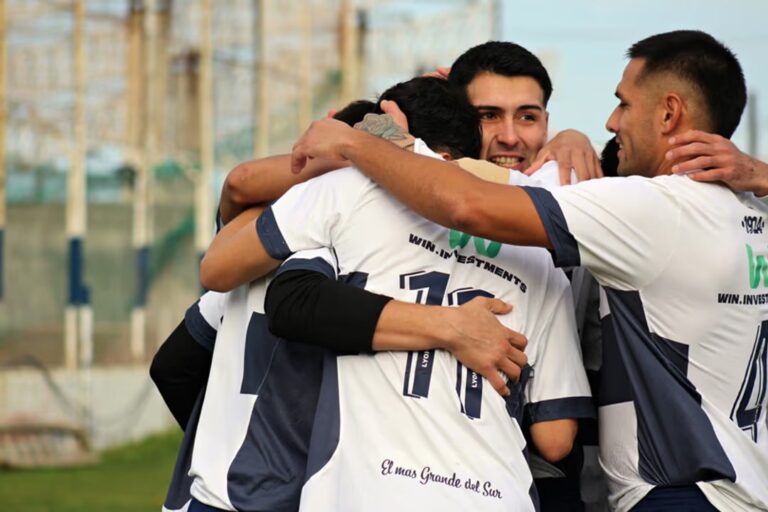 Jugadores de Jorge Newbery celebrando un gol en La Madriguera