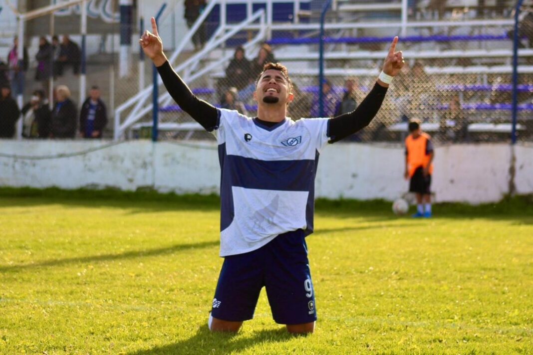 Jugadores de Jorge Newbery celebrando la goleada ante Independiente de Esquel en La Madriguera