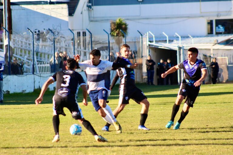 Jugadores de Jorge Newbery celebrando un gol en la final del Torneo Provincial