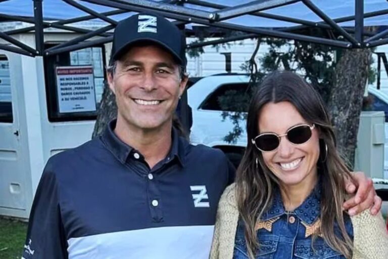 Pampita sonriente en un evento