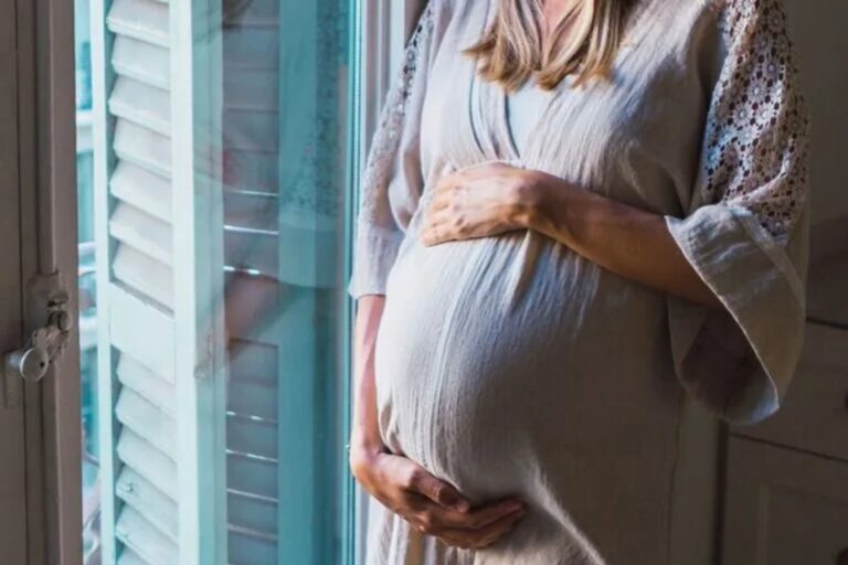 Persona gestante en consulta médica en el Hospital Regional de Comodoro Rivadavia, Chubut