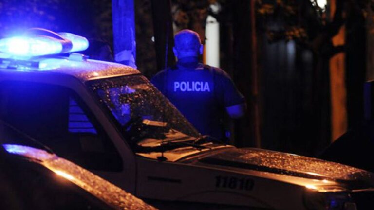 Imagen ilustrativa de un patio con cemento y cinta policial, alusiva al caso de asesinato y ocultamiento en Paso de los Libres