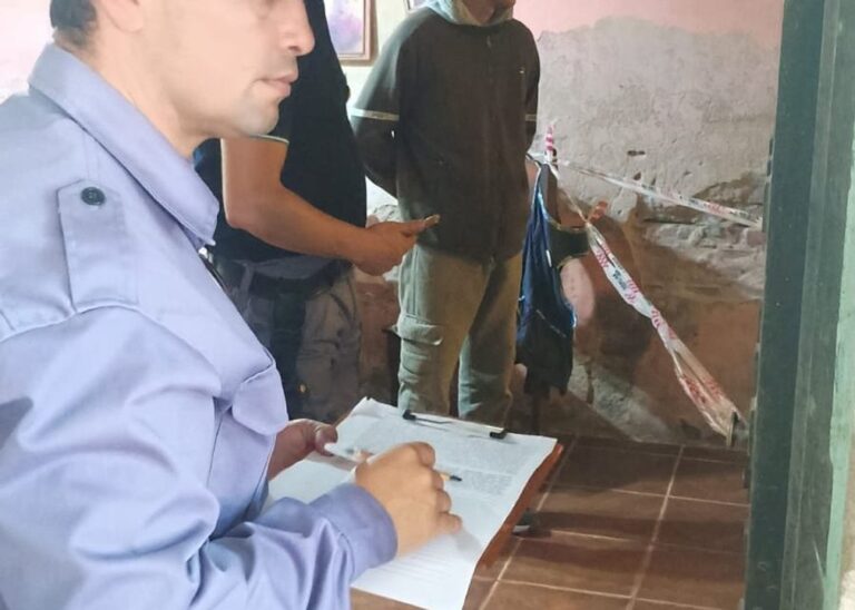 Efectivos policiales en la escena del crimen en Puerto Vilelas, Chaco