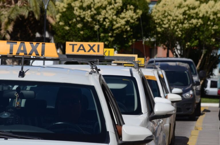 Aplicación móvil de transporte en Comodoro Rivadavia con taxis, remises y Uber integrados