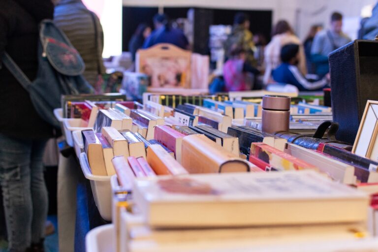 Cartel de la 3° Feria Regional del Libro y la Cultura de Sarmiento con libros y elementos culturales