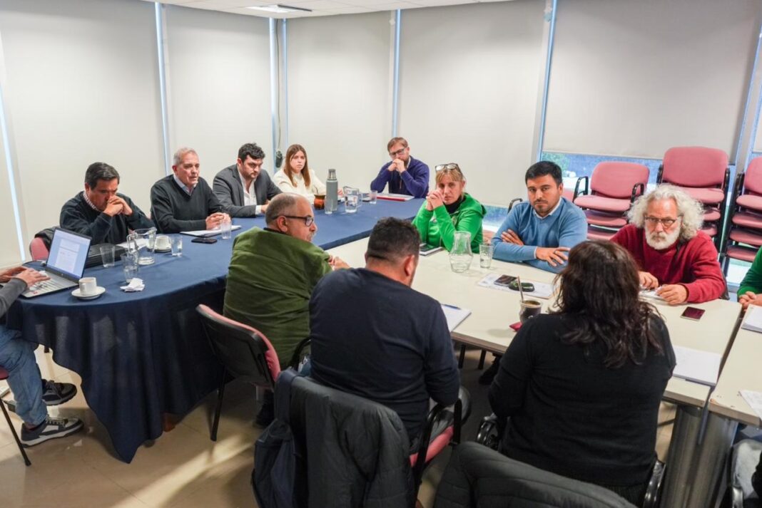 Reunión paritaria entre Gobierno del Chubut y gremios de auxiliares educativos en Vialidad Provincial