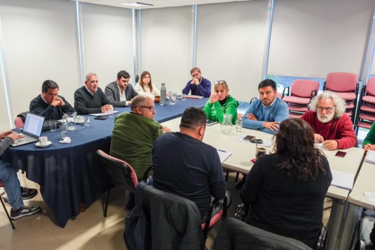 Reunión paritaria entre Gobierno del Chubut y gremios de auxiliares educativos en Vialidad Provincial