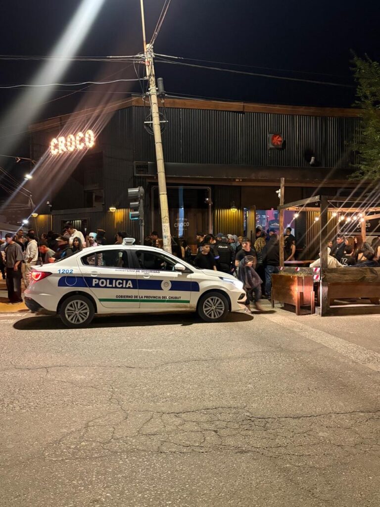 Fachada del local bailable Croco Bar en Puerto Madryn con fajas de clausura