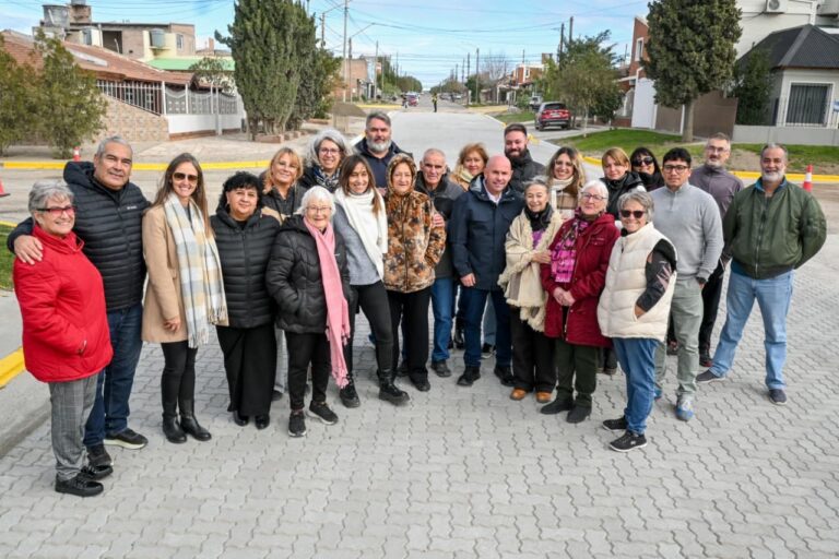 Intendente Gustavo Sastre durante la inauguración de la pavimentación de la calle Fournier en Puerto Madryn