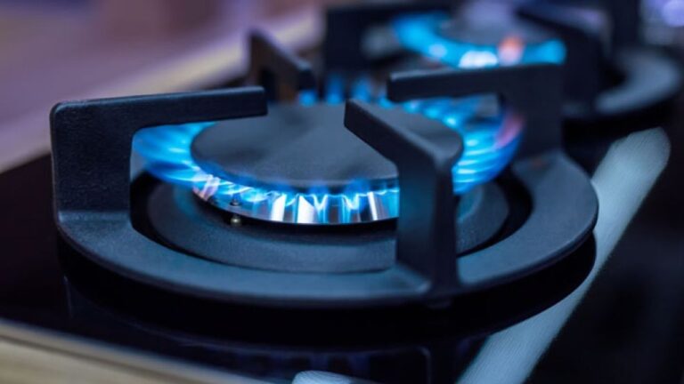 Imagen ilustrativa de una factura de gas y un termómetro