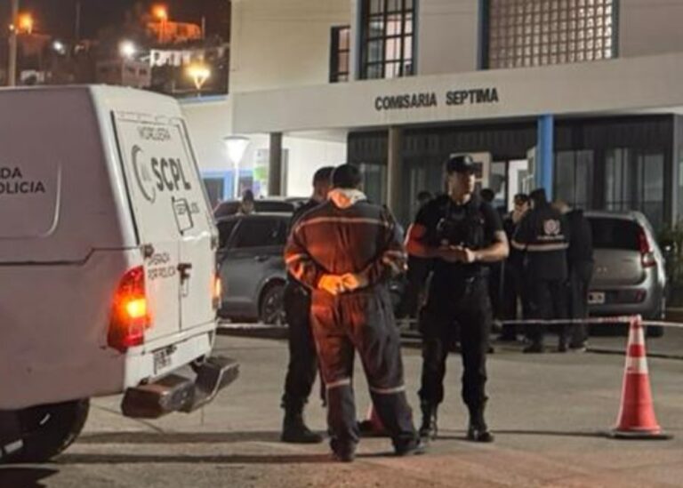 Policía en la puerta de la Seccional Séptima de Comodoro Rivadavia