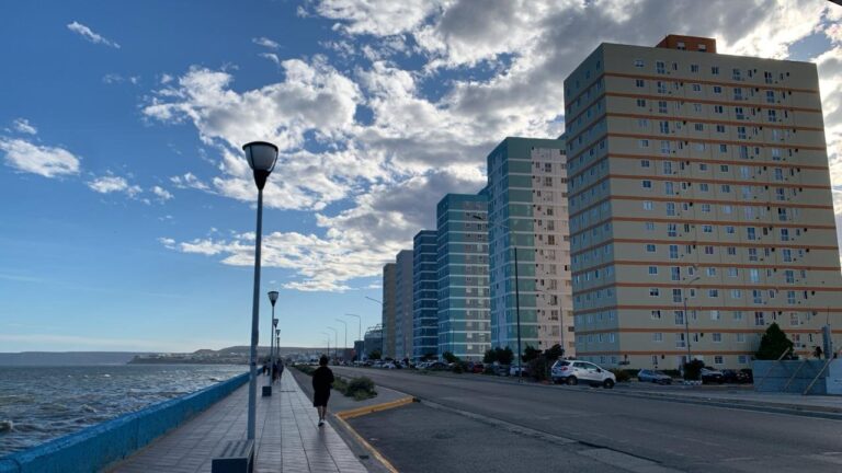 Vista panorámica de Comodoro Rivadavia con cielo nublado y parcialmente soleado
