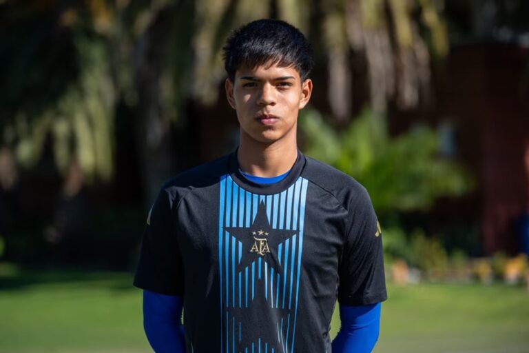 Santino Arias, arquero de Puerto Madryn, con la camiseta de la Selección Argentina Sub-15