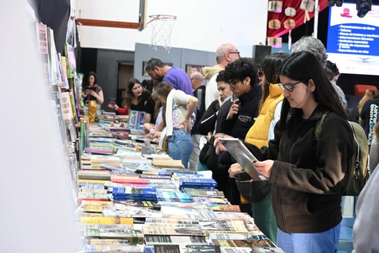 Cartel de la V Edición de la Feria Municipal del Libro de Puerto Madryn