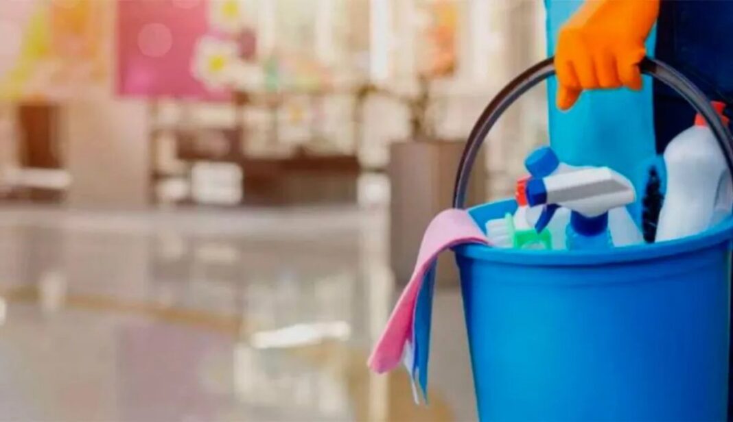 Empleada doméstica realizando tareas de limpieza en un hogar en Chubut