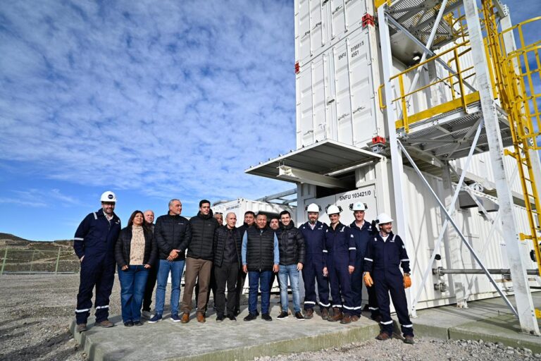 Gobernador Ignacio Torres durante recorrida por planta de PECOM en El Trébol