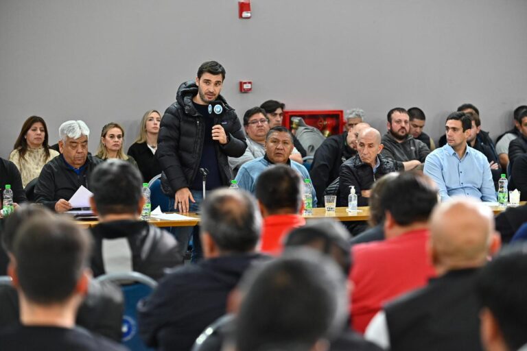 Gobernador Ignacio Torres en Asamblea Petrolera por traspaso de Manantiales Behr