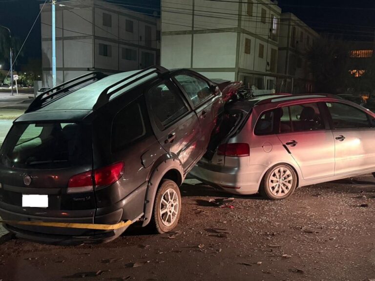 Vehículos involucrados en choque en Rawson con uno montado sobre otro