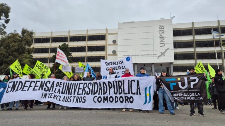 Movilización de la UNPSJB en Comodoro Rivadavia durante la Marcha Federal Universitaria
