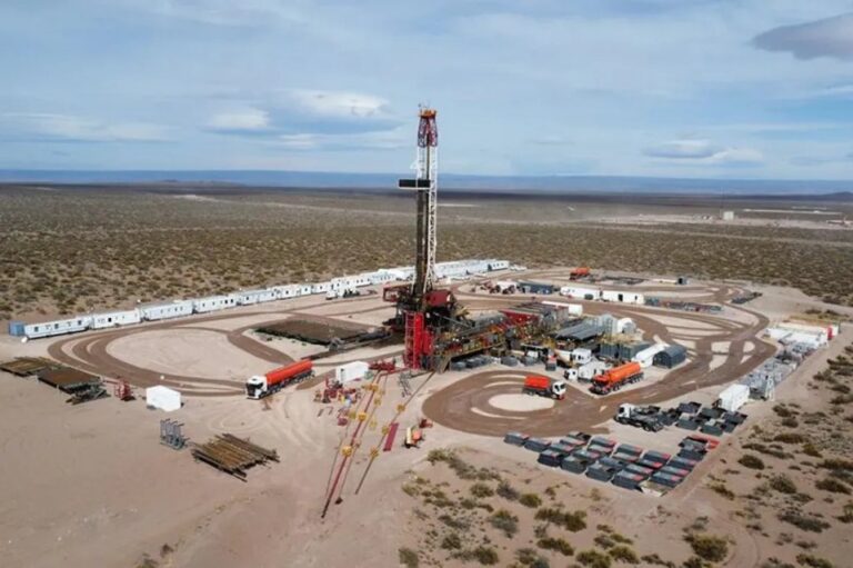 Vista aérea de la explotación de petróleo no convencional en Vaca Muerta, Neuquén