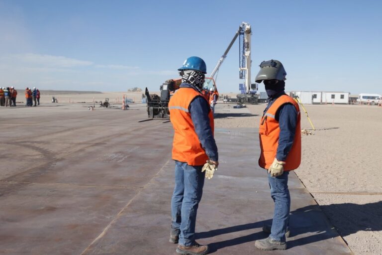 Operarios trabajando en un yacimiento de Vaca Muerta, Neuquén