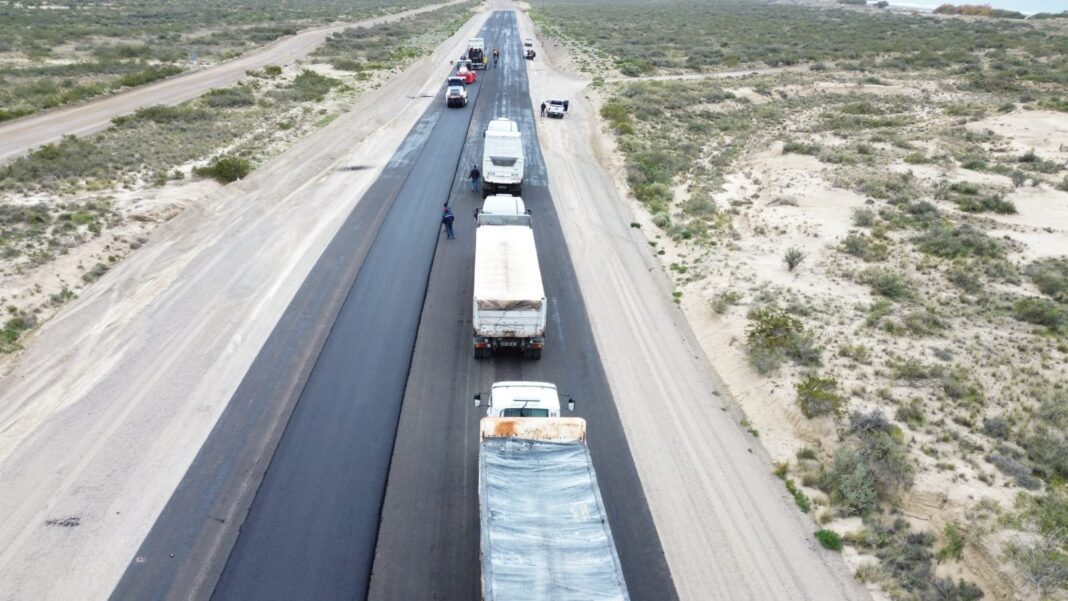 Obra de pavimentación en el acceso a Playa El Doradillo, Puerto Madryn