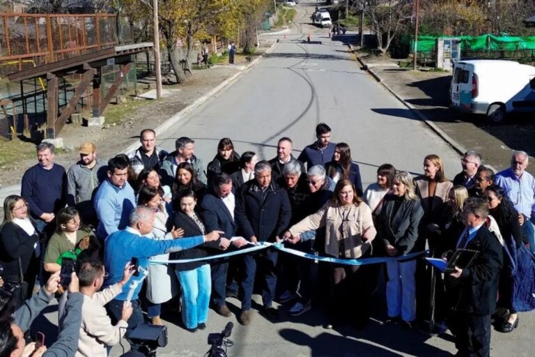 Inauguración de asfalto y cordón cuneta en Villa La Angostura