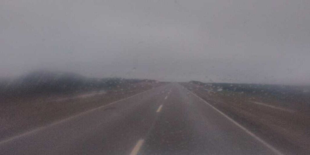 Ambulancia y bomberos trabajando en la Ruta 3 bajo lluvia tras un vuelco