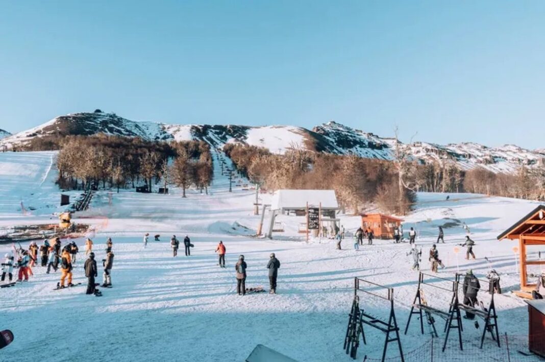 Vista de la nueva telecabina y base de Cerro Chapelco en San Martín de los Andes