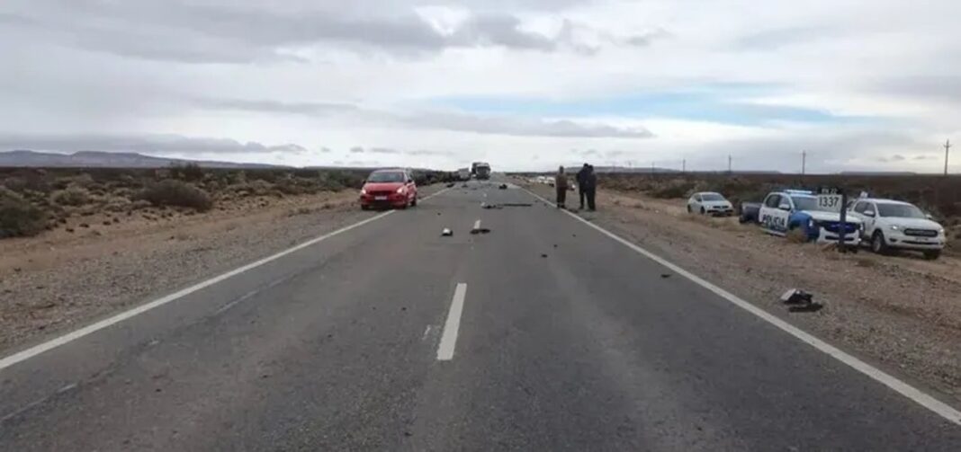 Vehículo volcado en la banquina sur de la Ruta Nacional 22 tras un choque frontal