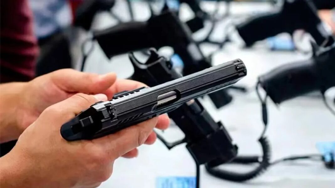 Pistola Bersa TPR9 calibre 9 mm sobre una superficie