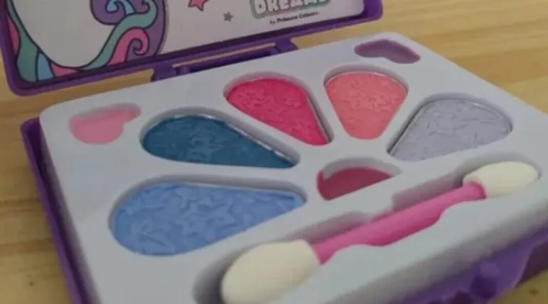 Maquillajes infantiles decorados con Hello Kitty y unicornios prohibidos por ANMAT