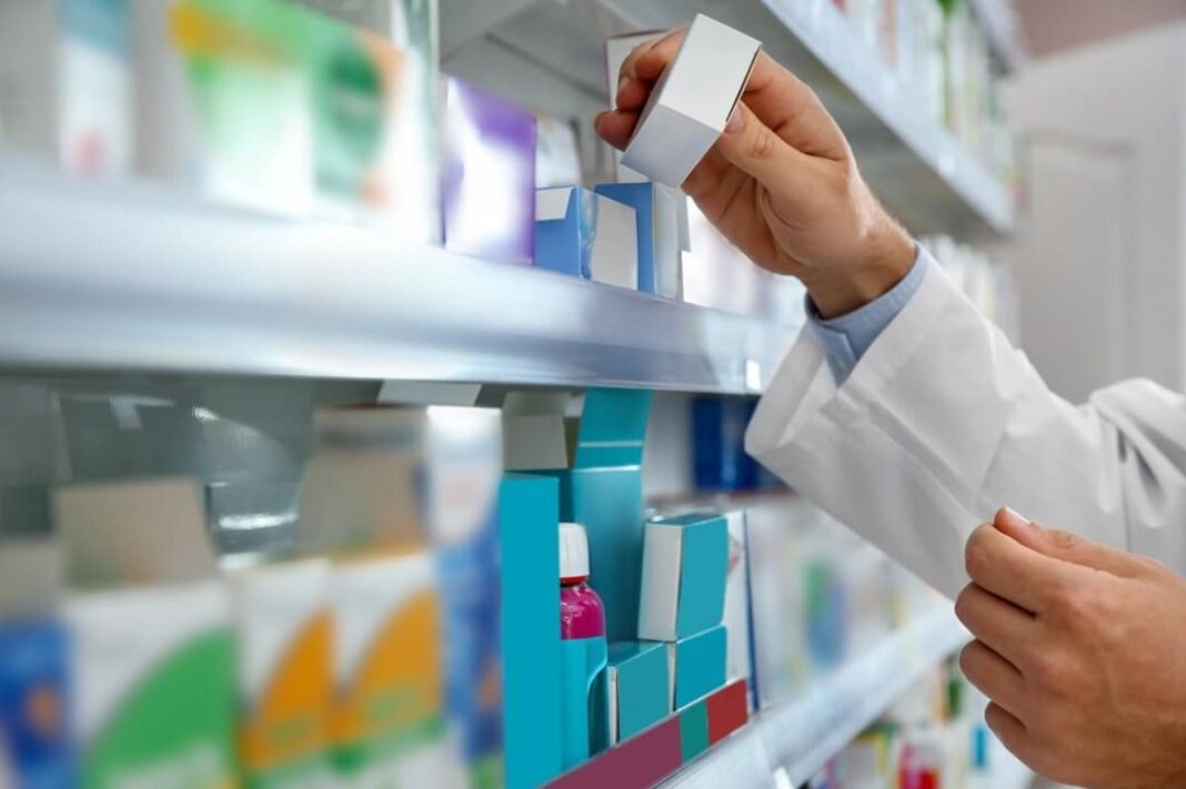 Farmacia con medicamentos en estantes