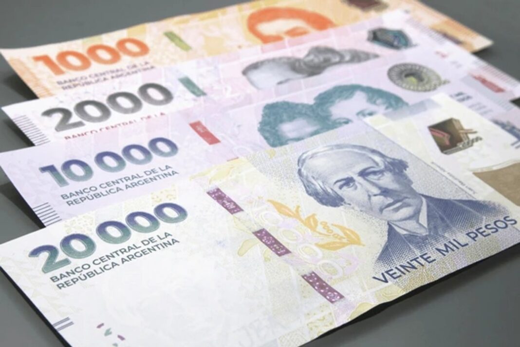 Persona usando una computadora con gráficos de transferencias bancarias