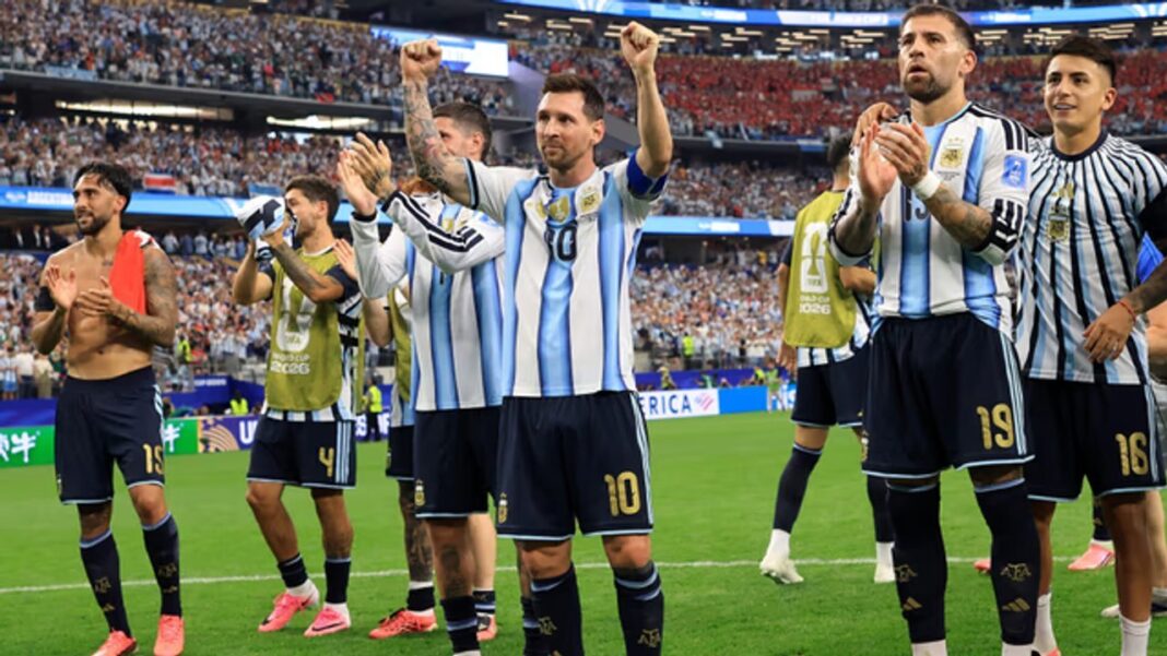 Jugadores de la Selección Argentina de fútbol en el campo de juego